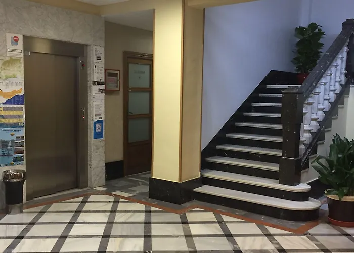 מלון Hotel Central 2*