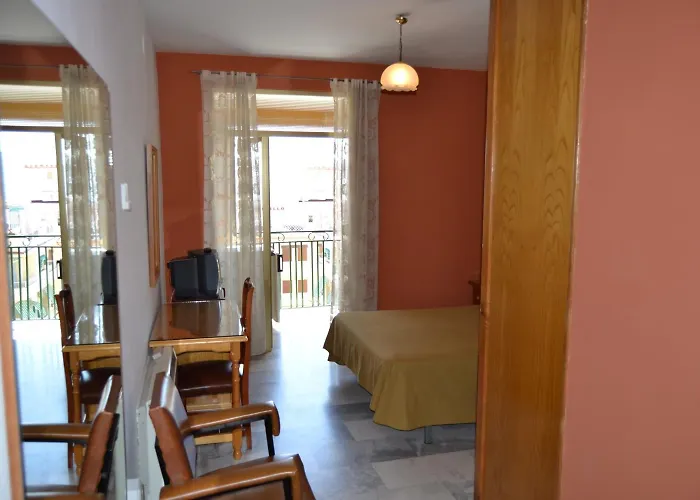 מלון Hotel Central 2*
